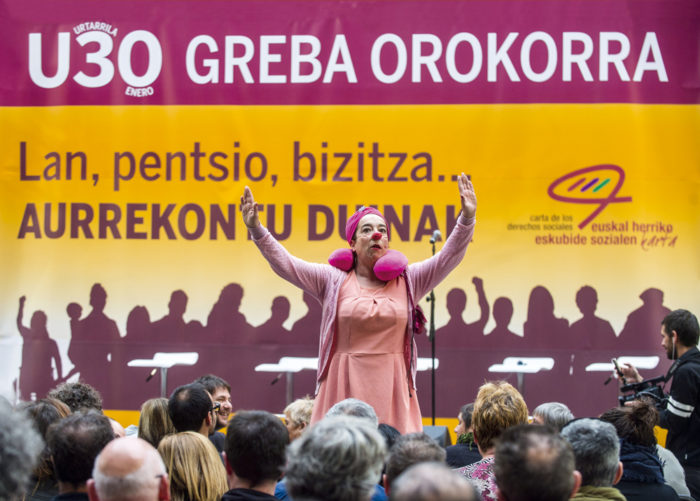 2019-12-16, Gasteiz. Eskubide Sozialen aldeko kartaren ekitaldia Gasteizko EAEko 2020 aurrekontuen egitasmoa salatzeko, irudian ekitaldia, Garbiñe Aranburu eta Mitxel Lakuntza tartean. 

16-12-2019, Vitoria. Acto y manifestación de la Carta de los Derechos Sociales de Euskal Herria para denunciar los presupuestos del gobierno vasco para 2020, en la imagen el acto, entre otros Garbiñe Aranburu y Mitxel Lakuntza